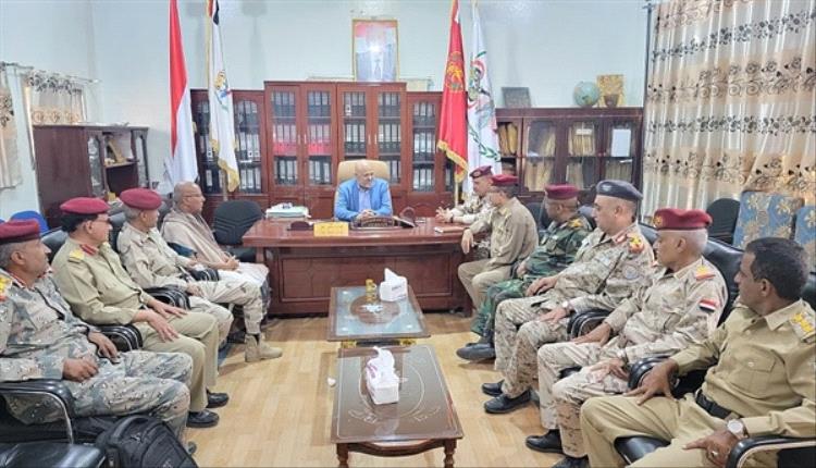 المحافظ نبيل شمسان  يزور قيادة محور تعز ويشدد على رفع الجاهزية والاستعداد لأي طارئ