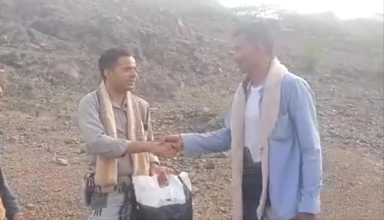 رجل يُعيد مبلغ 7 ملايين ريال يمني لصاحبه بعد فقدانه في طريق عام