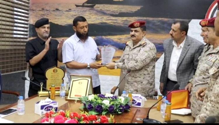 وزير الدفاع يشهد مراسم تسليم إدارة المؤسسة الاقتصادية بعدن ويوجه بتعزيز الأداء