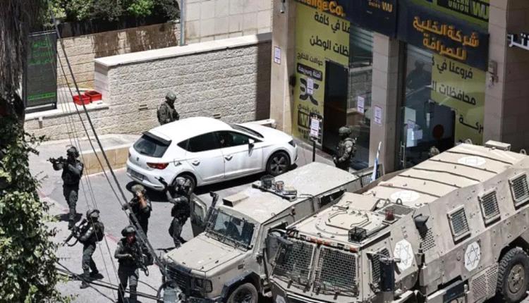 إسرائيل تشن عملية أمنية واسعة ضد محلات الصرافة في الضفة الغربية المحتلة