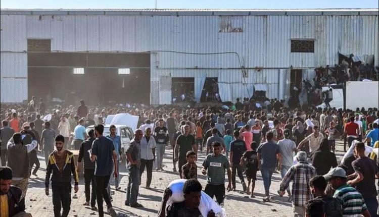 اقتحام مستودع للأمم المتحدة بغزة مع بدء دخول المساعدات، والاتحاد الأوروبي يقول إن الغارات الإسرائيلية 