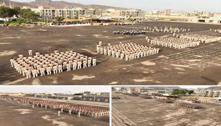 عدن .وزير الدفاع يشهد حفل تخرج الدفعة الثالثة جامعيين في الكلية الحربية