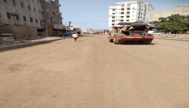 سفلتة شارع الهلال في المنصورة تقترب من الإنجاز