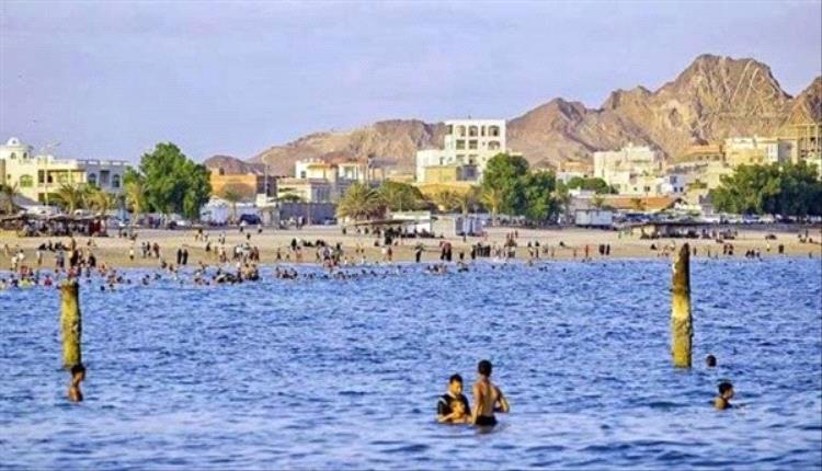 عدن.. وفاة أربعة شبان غرقًا أثناء السباحة في ساحل جولد مور