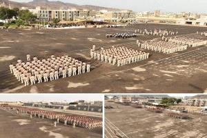 عدن .وزير الدفاع يشهد حفل تخرج الدفعة الثالثة جامعيين في الكلية الحربية
