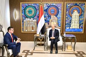 العليمي يشيد بالموقف الروسي الثابت الى جانب اليمن وشرعيته الدستورية .