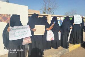 نساء لحج يخرجن في مسيرة  للمطالبة بالخدمات والرواتب والتعليم