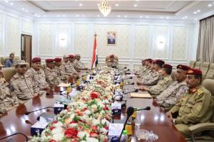 وزارة الدفاع اليمنية تستعرض تطورات الأوضاع العسكرية وتعزز جاهزية القوات لمواجهة تصعيد الحوثيين