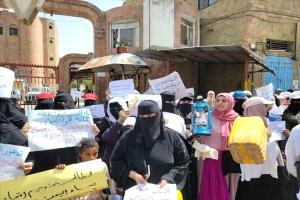 نساء تعز ينظمن وقفة احتجاجية للتنديد بتدهور الأوضاع الاقتصادية وغياب الخدمات الأساسية