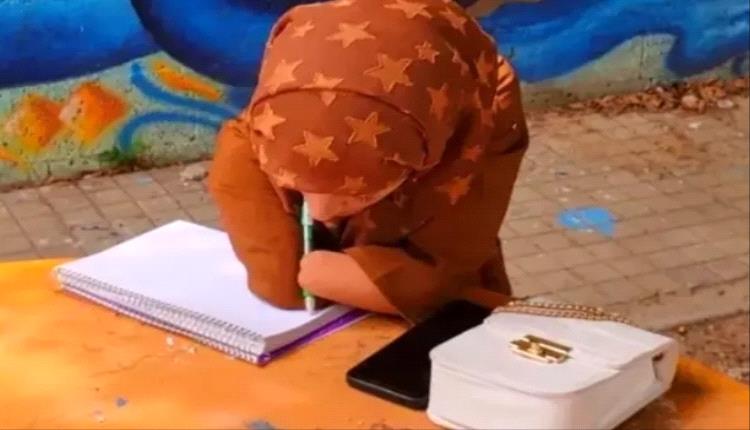 هديل.. طالبة حولت بتر يديها إلى قصة نجاح ملهمة في جامعة تعز