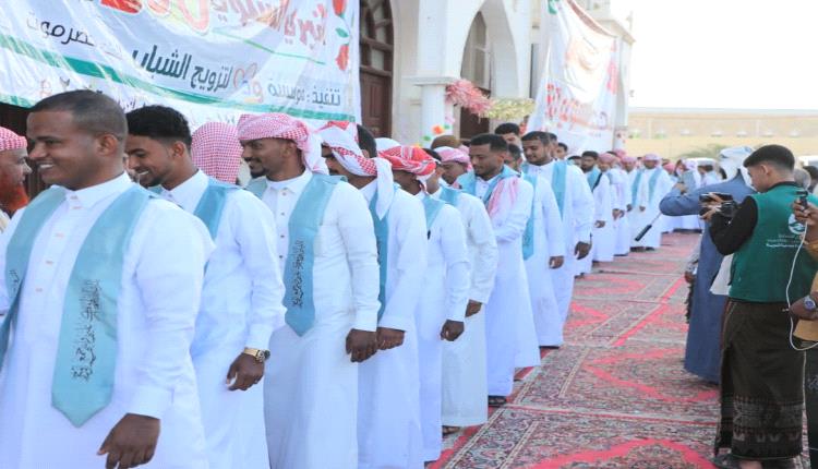 الشحر تحتفي بمرور 30 عاماً على مشروع الزواج الجماعي.. تزويج 200 عريس وعروس في حضرموت