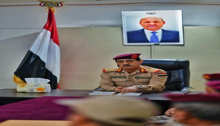 وزير الدفاع يوجه بتشكيل لجنة عاجلة للتحقيق في إسقاط أسماء من كشوفات الرواتب