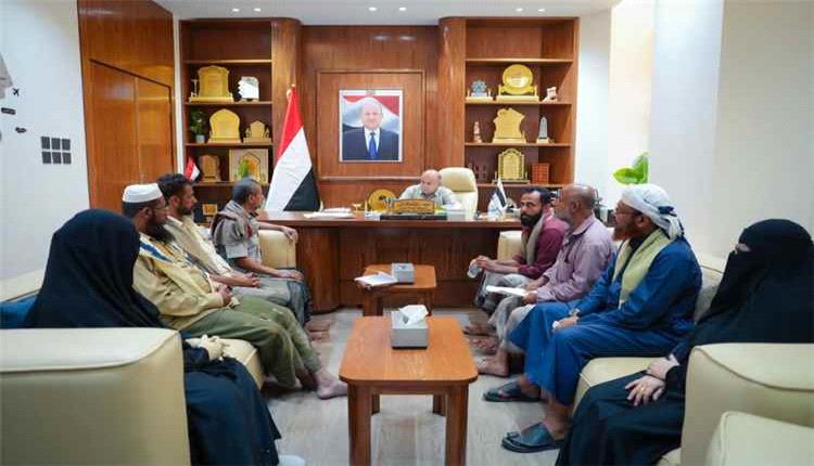 الخنبشي يؤكد دعم السلطة المحلية للمعلمين ويشدد على انتظام العملية التعليمية بحضرموت