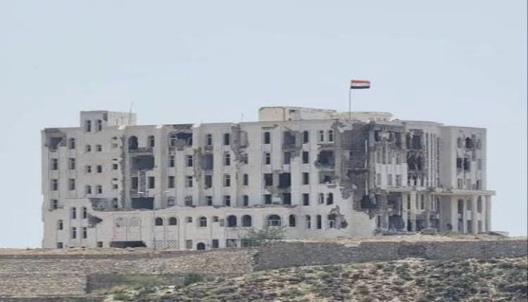الحوثيون يستهدفون المجمع القضائي وسط مدينة تعز بقذائف الهاون