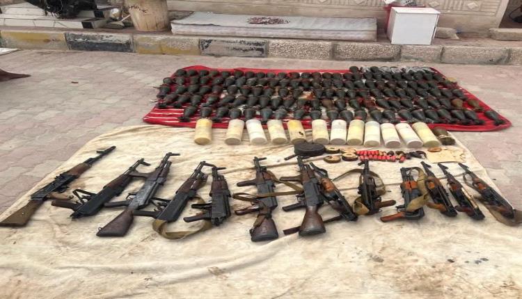 قوات درع الوطن تضبط سيارة محملة بأسلحة وذخائر في مديرية شحن بالمهرة