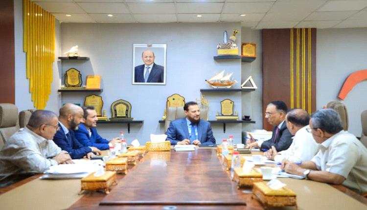 محافظ عدن يشدد على تطوير الأداء الجمركي وتعزيز مكافحة التهريب