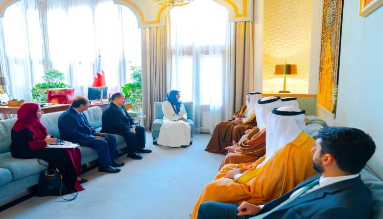 وزيرة الخارجية تسلم رسالة من الرئيس العليمي إلى ملك البحرين وتؤكد ترابط أمن اليمن والخليج