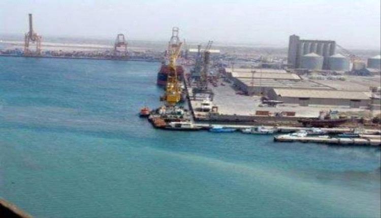الحوثي يستهدف ميناء المخا ومدينة الخوخة 4 صواريخ