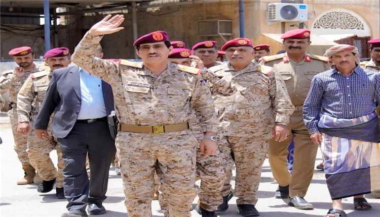 وزير الدفاع يؤكد دعم الوحدات العسكرية في شبوة ويتبنى دراسة مشاريع استراتيجية لتعزيز القدرات الدفاعية