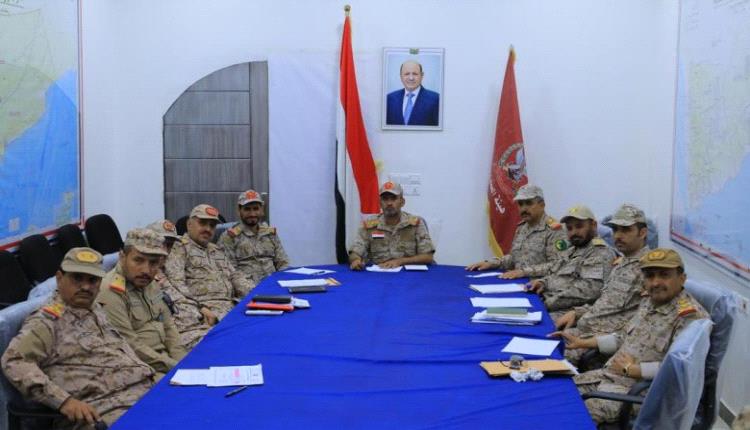 رئيس هيئة الأركان يعقد اجتماعًا موسعًا مع قادة المناطق العسكرية لمناقشة التطورات الجارية