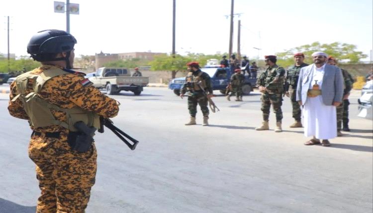 العرادة يشيد بجاهزية شرطة حراسة المنشآت خلال استقبال مسير عسكري في مأرب