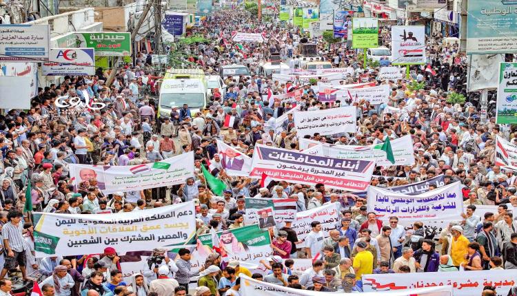 حشود شعبية في تعز تؤيد قرارات الرئيس وتدعو إلى ترجمة دعوات التحرير إلى خطوات ميدانية