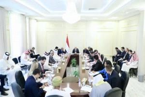 الرئيس العليمي يطالب بتحقيق دولي في الرحلة الإيرانية إلى صنعاء ويدعو لتشديد العقوبات على الحوثيين
