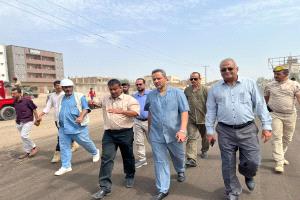 بتوجيهات وزير الأشغال ومتابعة محافظ لحج .. بدء أعمال سفلتة طريق الحوطة – نوبة دكيم ضمن مشروع الصيانة الروتينية.