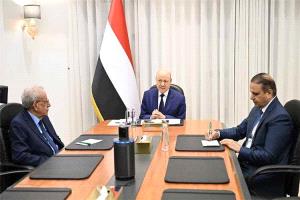 العليمي: لن نسمح برحلات خارج اختصاصات الدولة والحوثيين أمام خيار قبول المبادرات الإنسانية