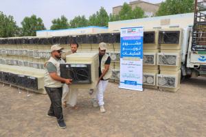 بدعم كويتي .... تدشين مشروع لتوزيع ألف مكيف على الأسر النازحة والأشد احتياجًا في مأرب