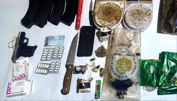 حضرموت.. ضبط أكثر من كيلوغرام من الحشيش وأسلحة بحوزة مروج مخدرات في المكلا