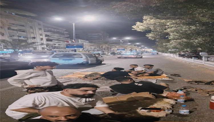 احتجاجات شعبية في عدن بسبب أزمة الكهرباء ومواطنون يفترشون الشوارع هربًا من الحر الشديد