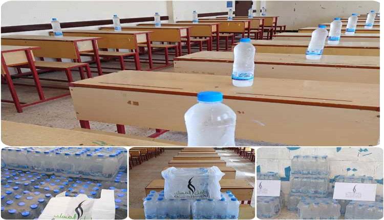 مبادرة خيرية توزع المياه الباردة على طلاب الثانوية العامة في شبوة مع انطلاق الامتحانات