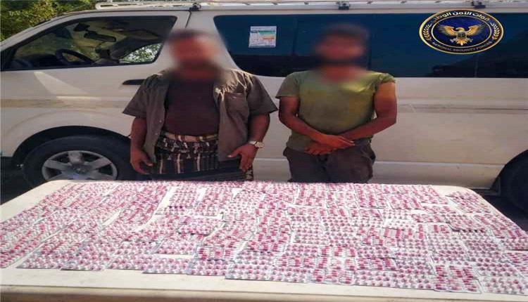 لحج.. ضبط مروجين للمخدرات وإحباط محاولة تهريب أكثر من ألفي حبة محظورة في نقطة الحسيني
