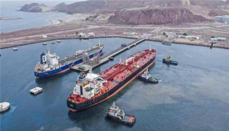 رفع الاحتجاجات أمام ميناء الزيت واستئناف تدفق الوقود إلى عدن