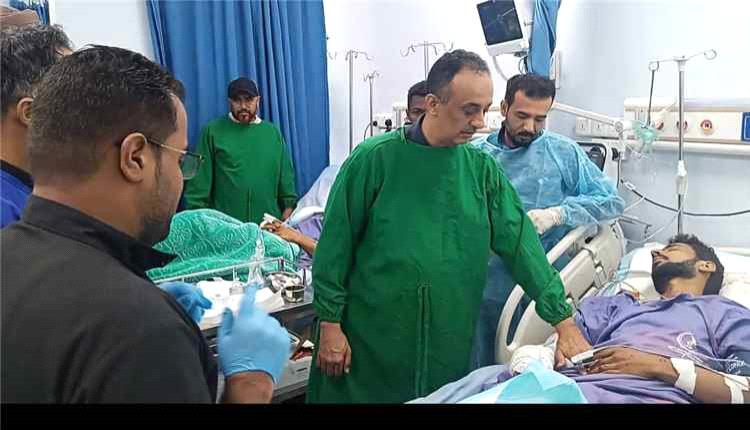 مدير صحة عدن يتفقد مصابي انفجار معسكر العمالقة ويؤكد توفير الرعاية الطبية الكاملة