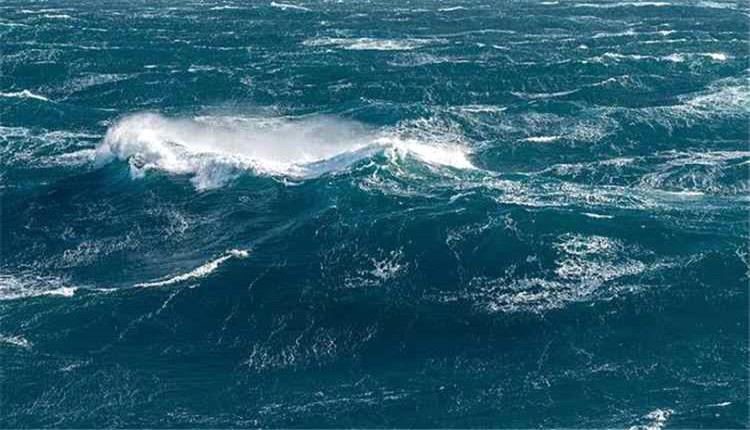صيادون يمنيون يحذرون من اضطراب البحر العربي ومخاطر السباحة خلال موسم الرياح