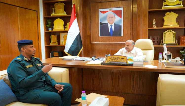 الخنبشي يشدد على تعزيز جهود مكافحة المخدرات في ساحل حضرموت ودعم قدرات الإدارة