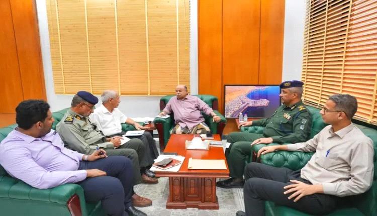 عضو مجلس القيادة محافظ حضرموت يؤكد أهمية تنظيم وتقنين أوضاع العمالة الأجنبية وتعزيز الرقابة على المنافذ بالمحافظة