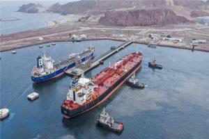 رفع الاحتجاجات أمام ميناء الزيت واستئناف تدفق الوقود إلى عدن