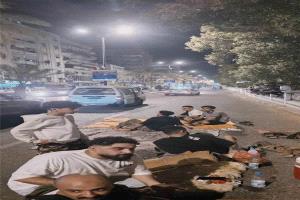 احتجاجات شعبية في عدن بسبب أزمة الكهرباء ومواطنون يفترشون الشوارع هربًا من الحر الشديد
