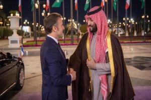 ولي العهد السعودي والرئيس الفرنسي يبحثان مستجدات التفاهم الأميركي الإيراني