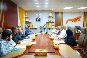 محافظ عدن يؤكد أولوية الجودة والشفافية في تنفيذ المشاريع الخدمية والتنموية