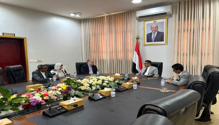 مباحثات حكومية أممية لتسريع الاستجابة للنزوح جراء التصعيد الحوثي الإرهابي