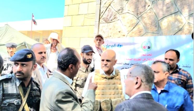 محافظ تعز يتفقد مخيمات النازحين بالمعافر ويشدد على مضاعفة التدخلات الإنسانية وبرامج حماية الأطفال