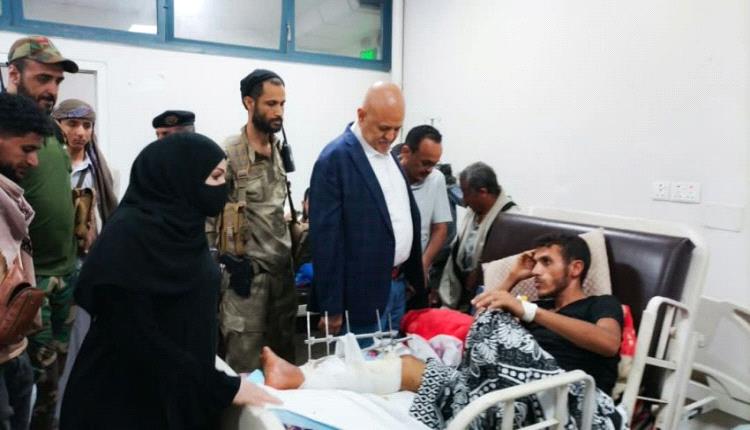 محافظ تعز يتفقد جرحى القوات المسلحة ويوجه بتقديم الرعاية الصحية الكاملة لهم