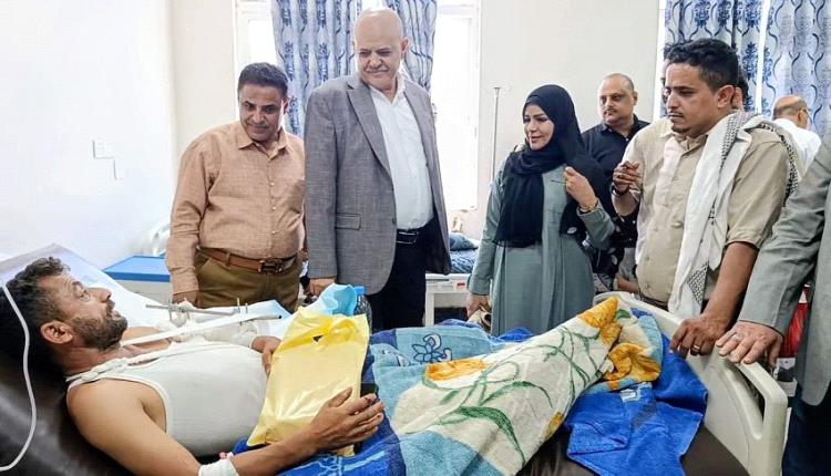 محافظ تعز يتفقد جرحى القوات المسلحة في مستشفيات المحافظة