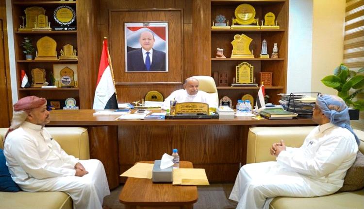 الخنبشي يناقش أوضاع قطاع التعليم ويوقّع عقداً لتجهيز المدارس ويطّلع على جهود إصلاح ذات البين بحضرموت