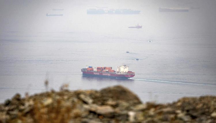 غرق سفينة حاويات جنوب مضيق هرمز إثر اصطدامها بلغم بحري