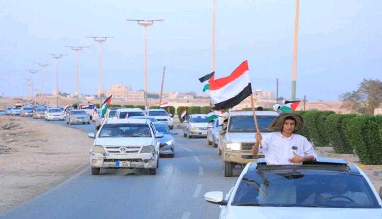 مسيرة بالسيارات تجوب الغيضة احتفالاً بالذكرى الـ63 لثورة أكتوبر